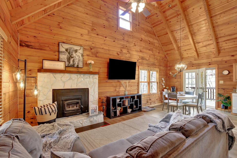 Mountain Springs Hideaway offers a unique blend of comfort and beauty. Nestled in serene surroundings, this cabin features 2 cozy bedrooms, 2 full bathrooms, and a charming loft for additional sleeping space.