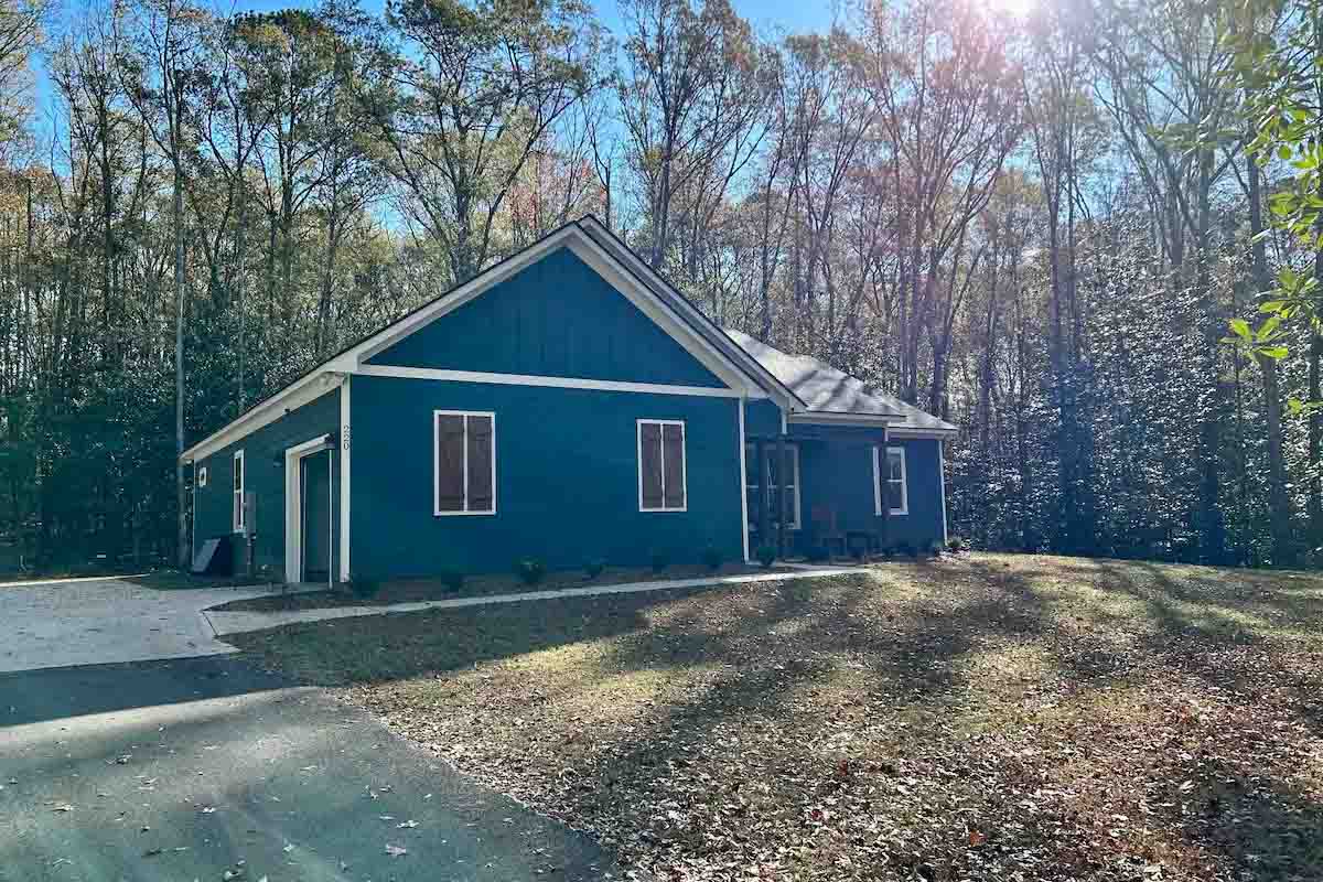 A blue short term rental home in Pine Mountain, Ga.