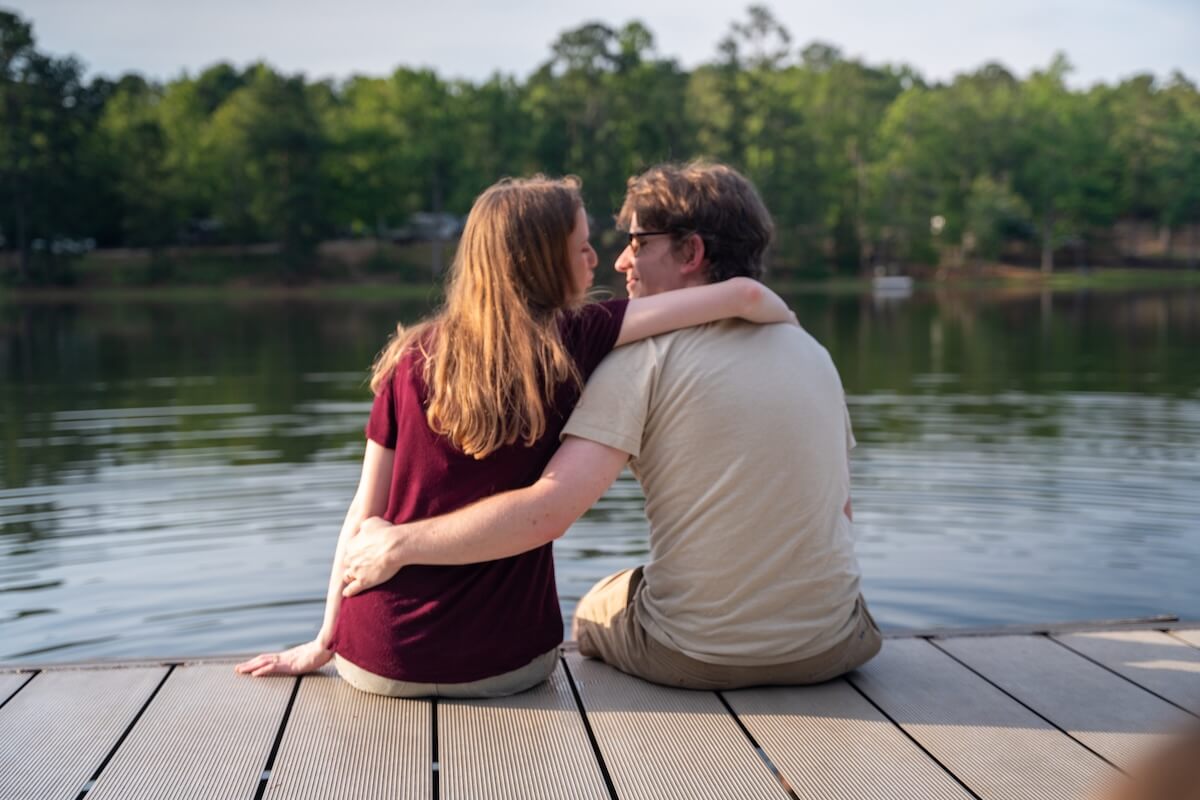romatic_retreaters_dock_lake_delanor_hugging